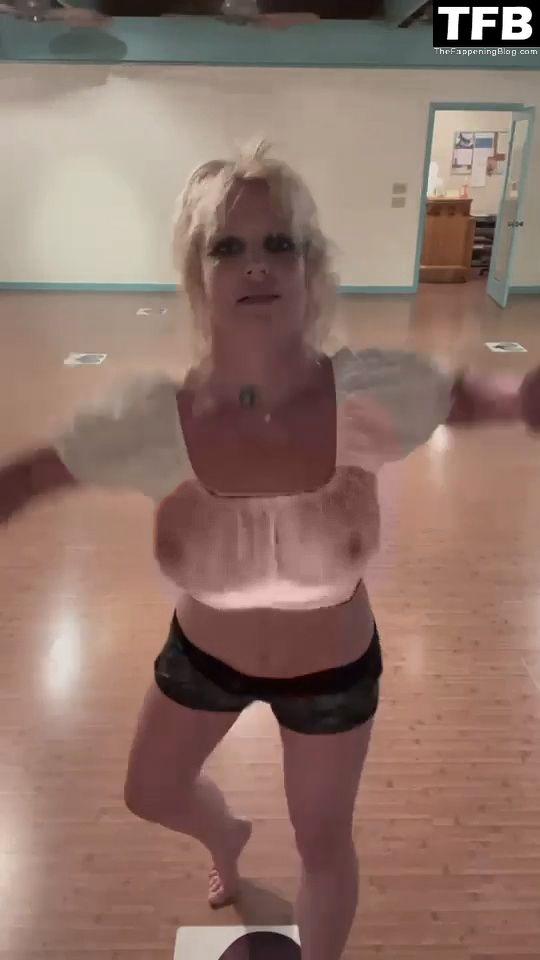 Britney Spears Braless (13 Pics + Video)