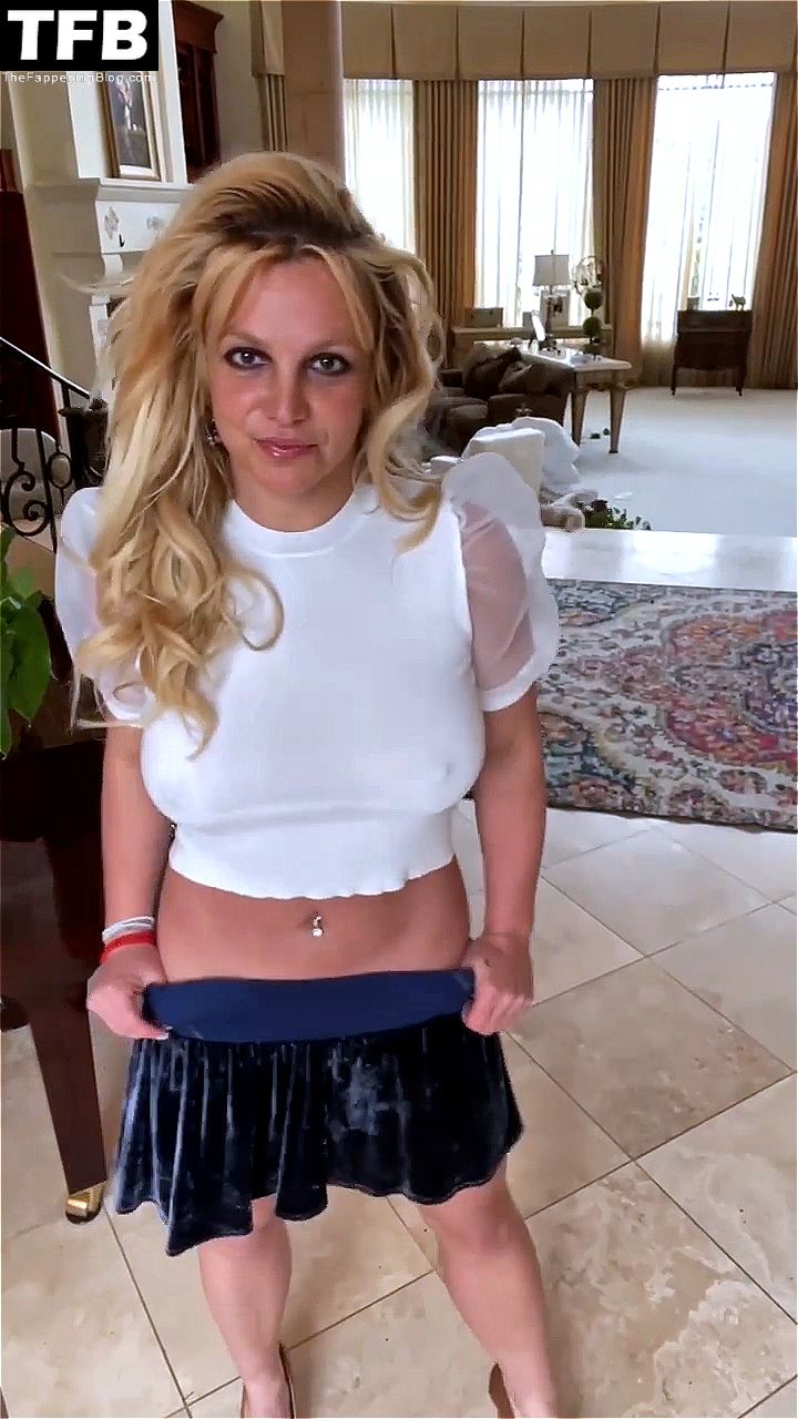 Britney Spears Braless (27 Pics + Video)