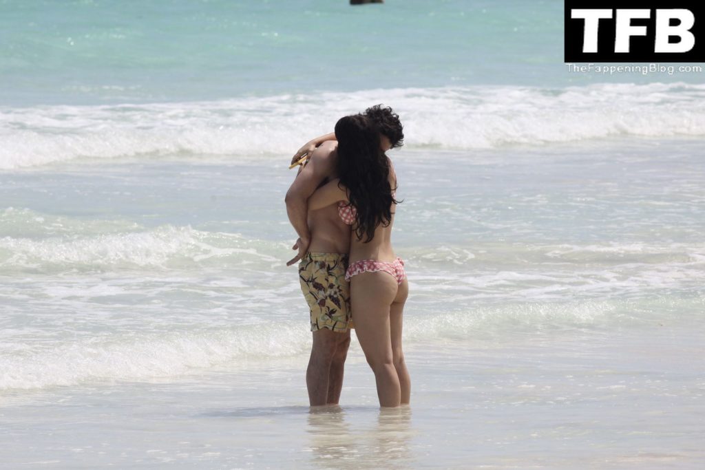 Caylee Cowan &amp; Casey Affleck Hit the Beach in Mexico (58 Photos)
