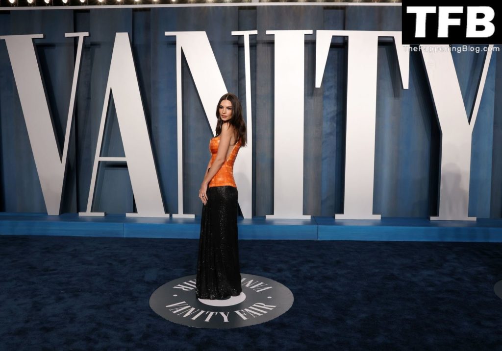 Emily Ratajkowski Flaunts Her Sexy Tits at the 2022 Vanity Fair Oscar Party (90 Photos)