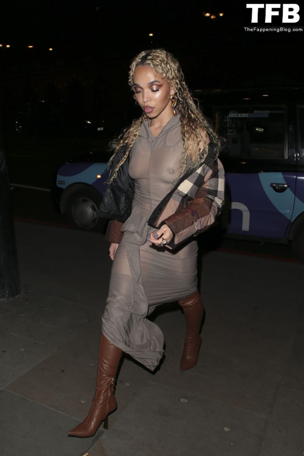 FKA Twigs Flashes Her Nude Tits in London (5 Photos)