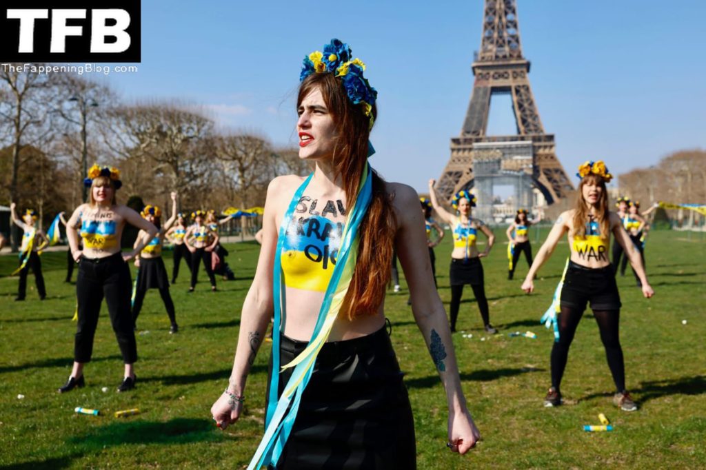 Femen Activists are Pictured Topless in Paris (5 Photos)