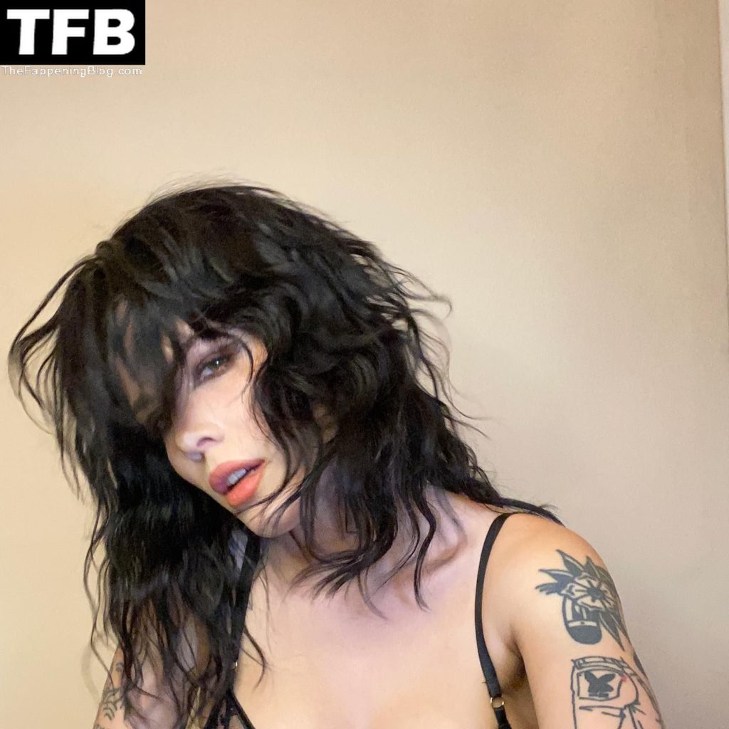 Halsey Displays Her Sexy Tits (8 Photos)