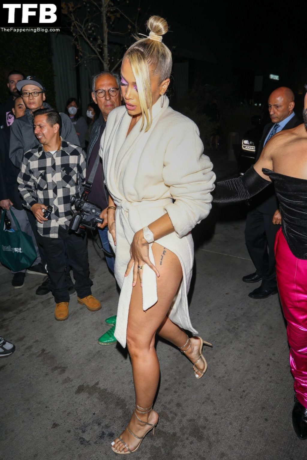 Jasmine Sanders Flaunts Her Sexy Legs in Los Angeles (5 Photos)