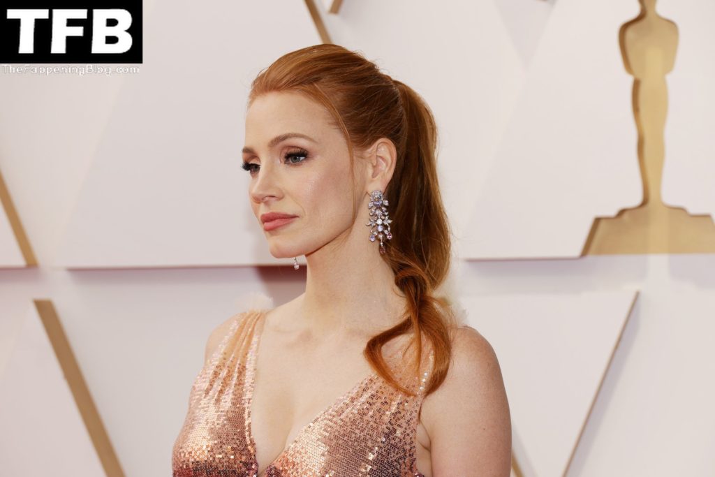 Jessica Chastain Looks Stunning at the 94th Annual Academy Awards (13 Photos)