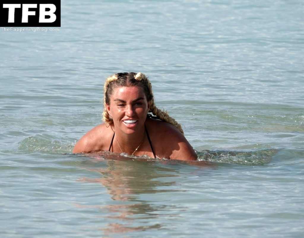 Katie Price Enjoys a Sunny Day on the Beach in Thailand (62 Photos)