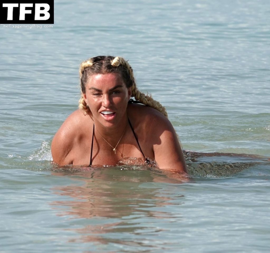 Katie Price Enjoys a Sunny Day on the Beach in Thailand (62 Photos)