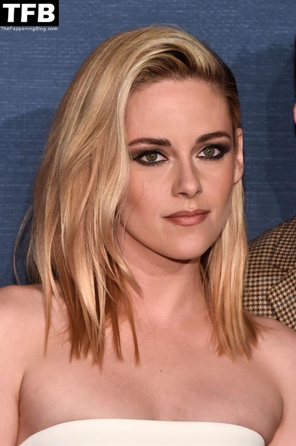 Kristen Stewart Looks Sexy at the Hollywood Reporter’s Oscar Nominee Night (32 Photos)