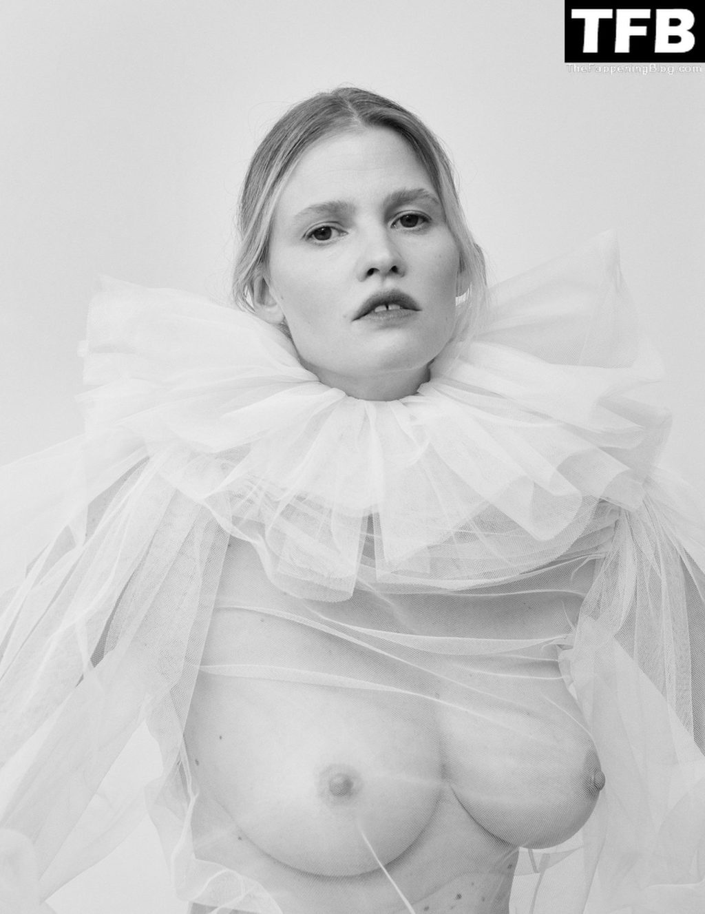 Lara Stone Nude &amp; Sexy – Vogue Magazine March 2022 Issue (18 Photos)