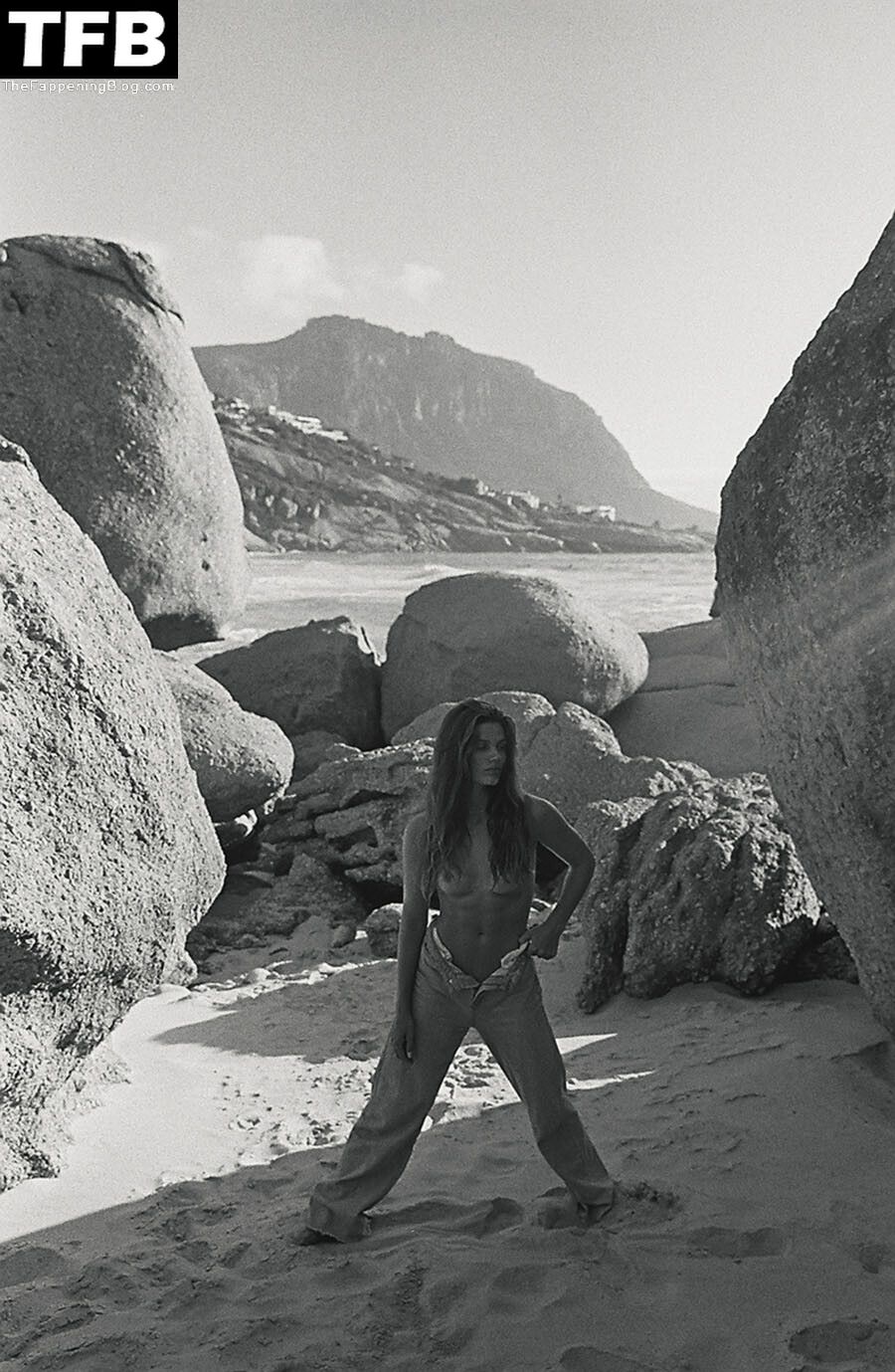 Lois Schindeler Nude &amp; Sexy (35 Photos)