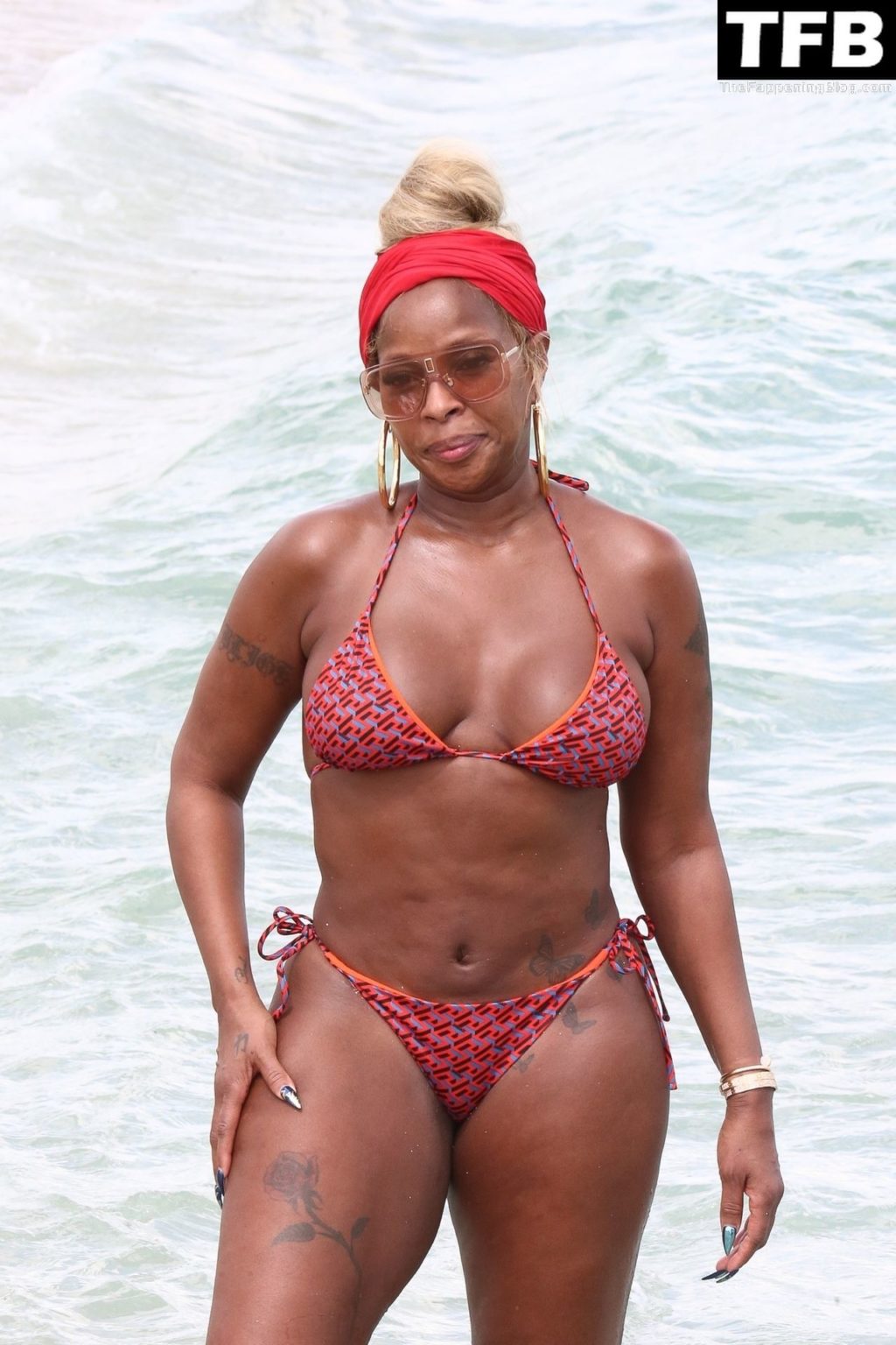 Mary J. Blige Goes For a Dip in the Ocean While Enjoying a Day at the Beach (110 Photos)