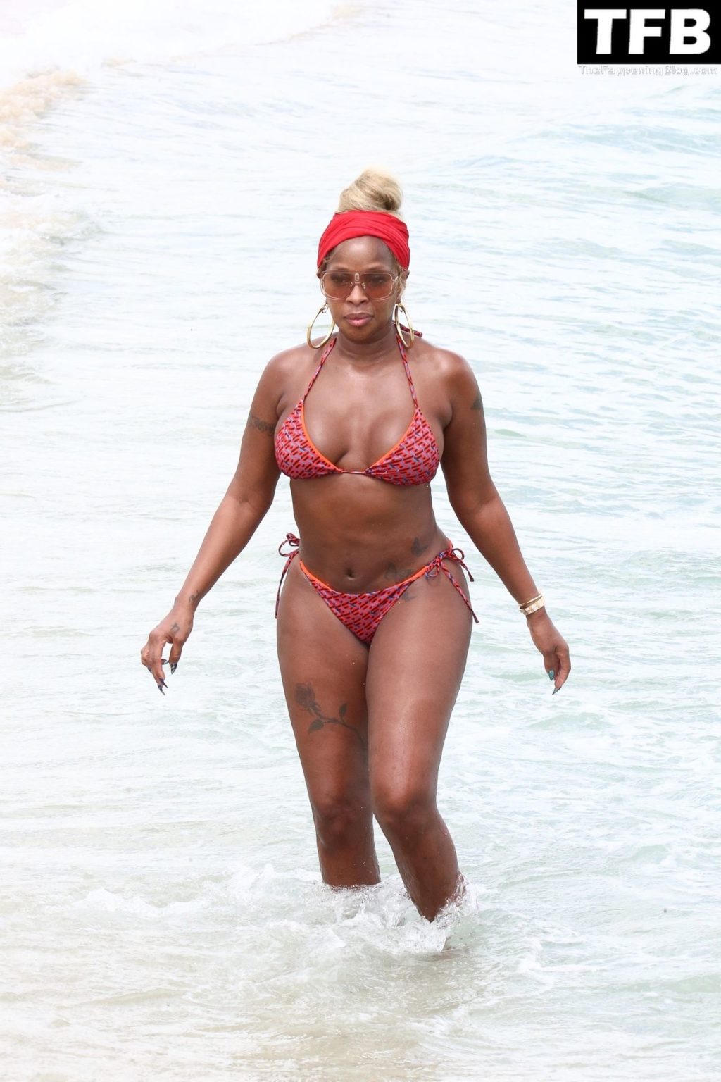 Mary J. Blige Goes For a Dip in the Ocean While Enjoying a Day at the Beach (110 Photos)