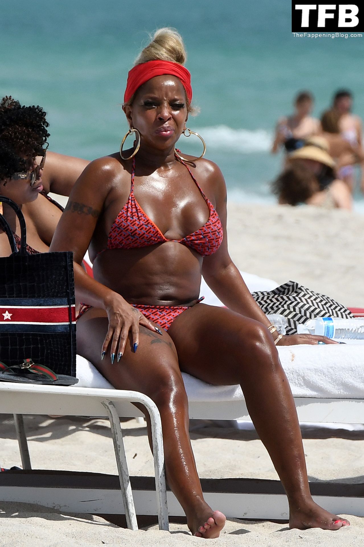Mary J. Blige on Beach (112 Photos) - Sexy e-Girls 🔞.