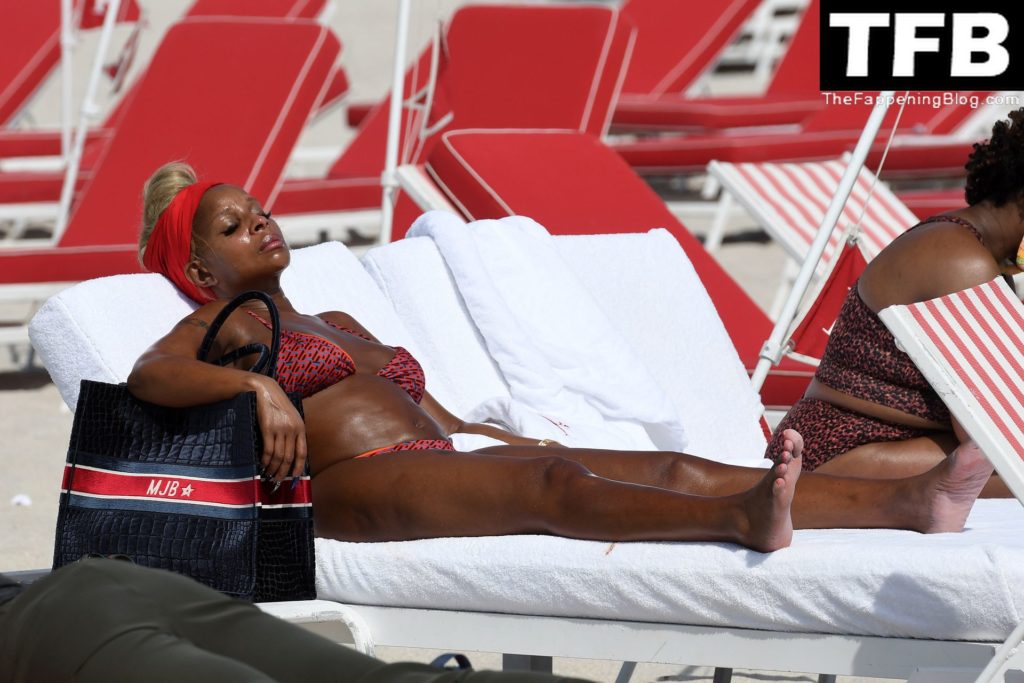 Mary J. Blige Goes For a Dip in the Ocean While Enjoying a Day at the Beach...