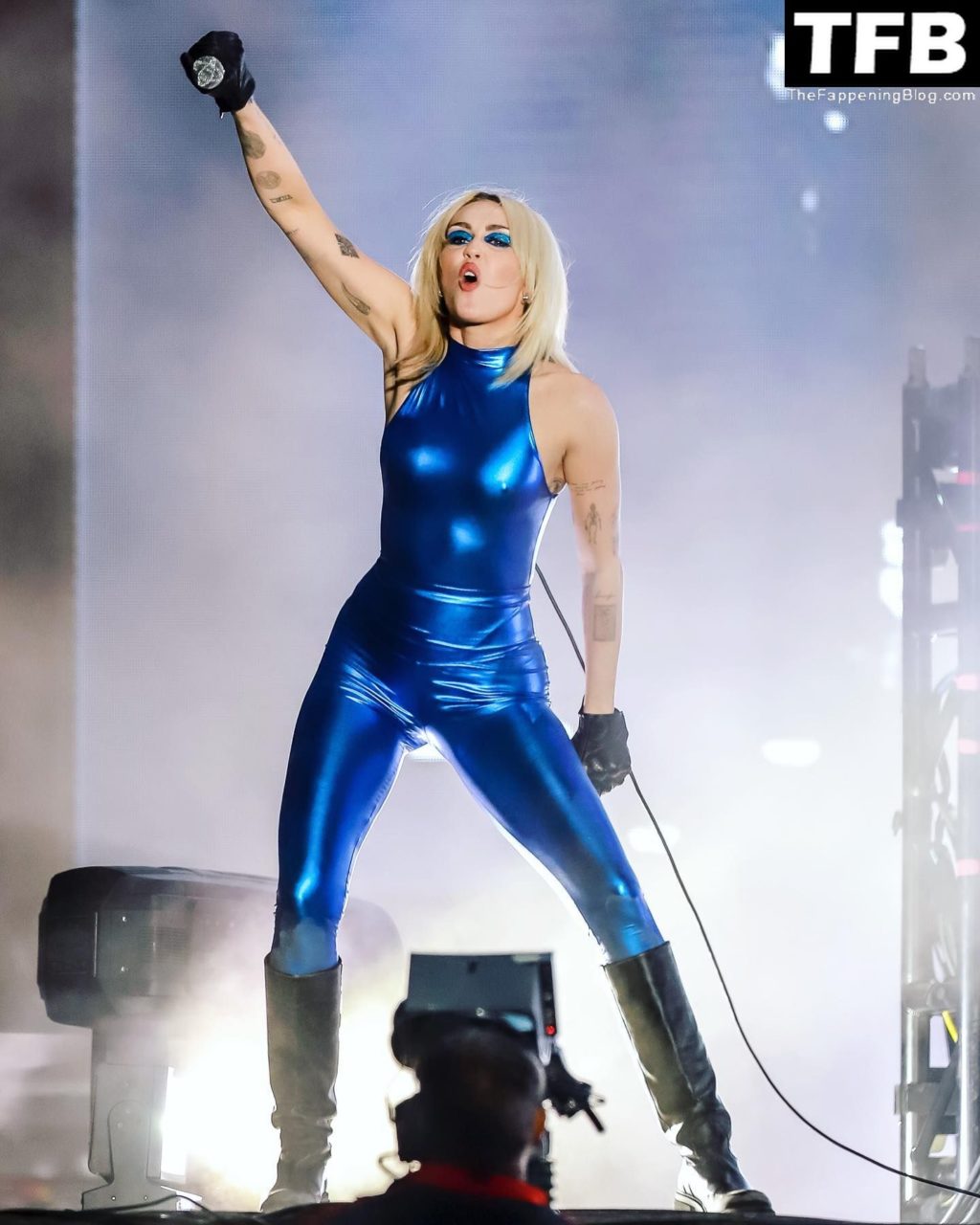 Miley Cyrus Shows Off Her Tits on Stage in Chile (40 Photos + Video)