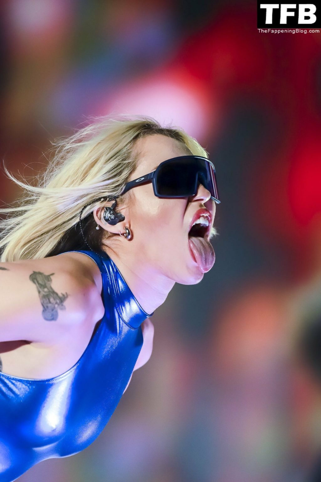 Miley Cyrus Shows Off Her Tits on Stage in Chile (40 Photos + Video)
