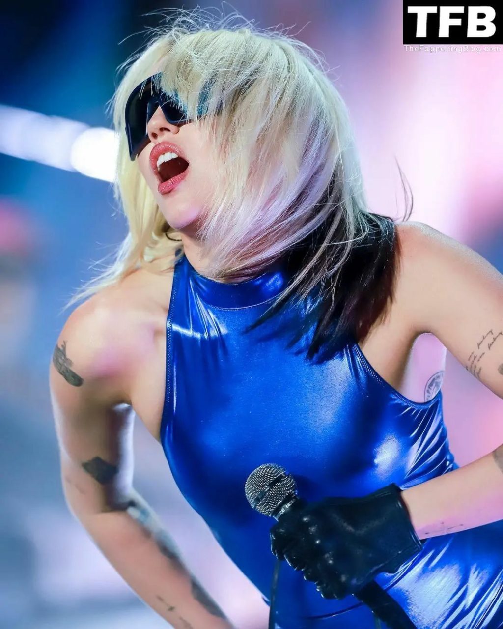 Miley Cyrus Shows Off Her Tits on Stage in Chile (39 Photos + Video)