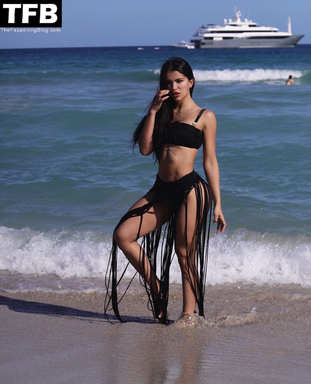 Paula Suarez Shows Off Her Curves in the Beach in Miami (9 Photos)