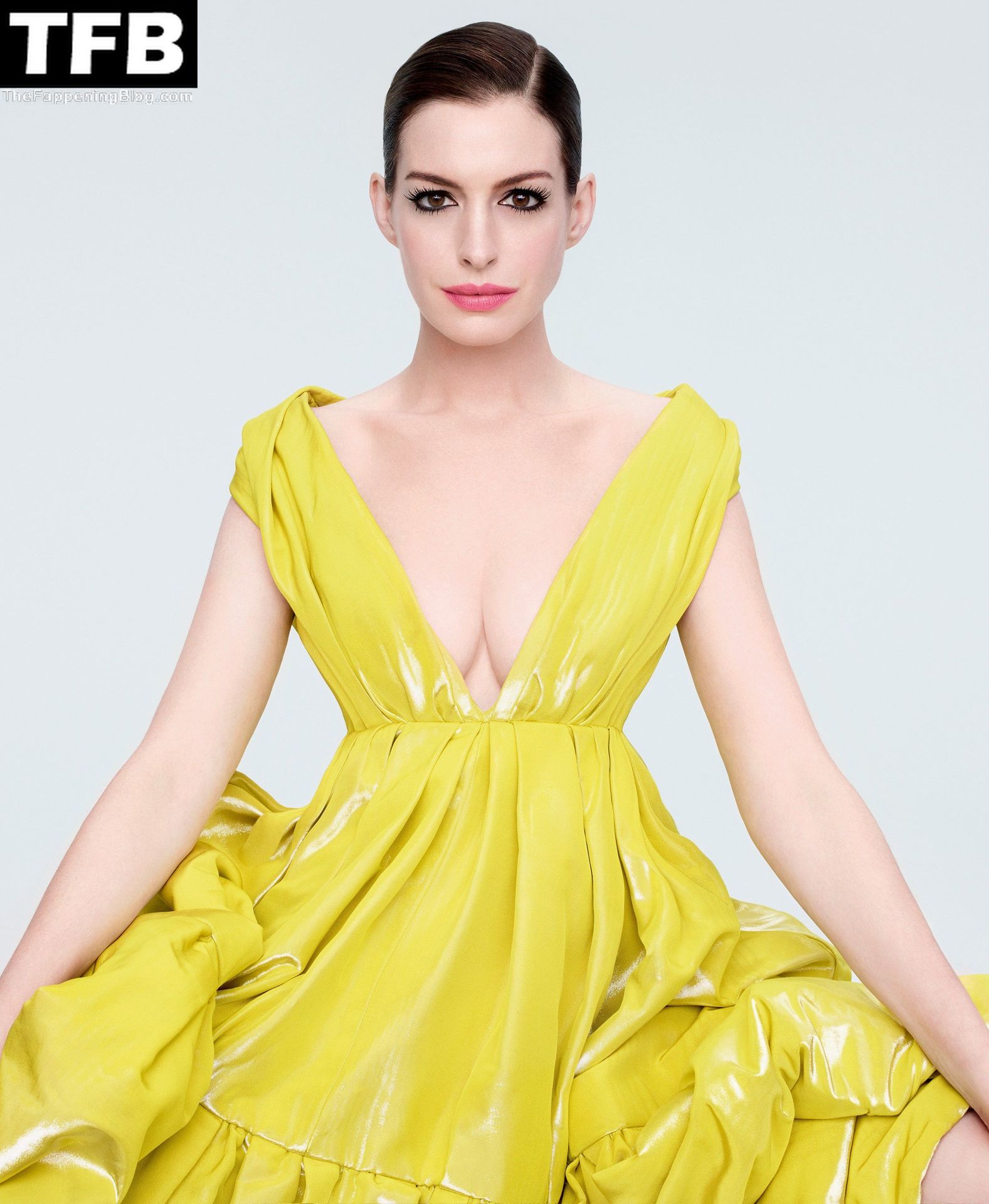 anne-hathaway-cleavage-798345-thefappeningblog.com_.jpg