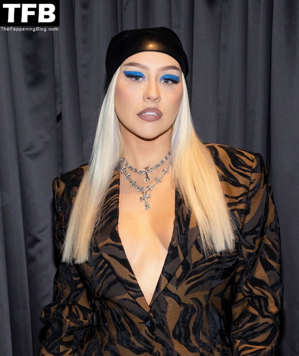 Christina Aguilera Topless &amp; Sexy (16 Photos)