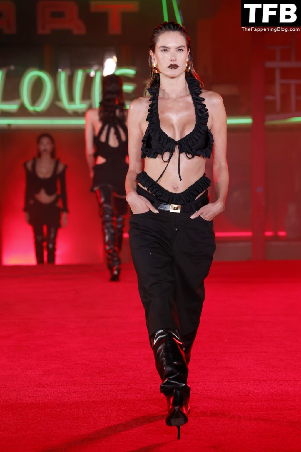 Alessandra Ambrosio Flaunts Her Sexy Tits During the “Fortune City” Runway Show (3 Photos + Video)