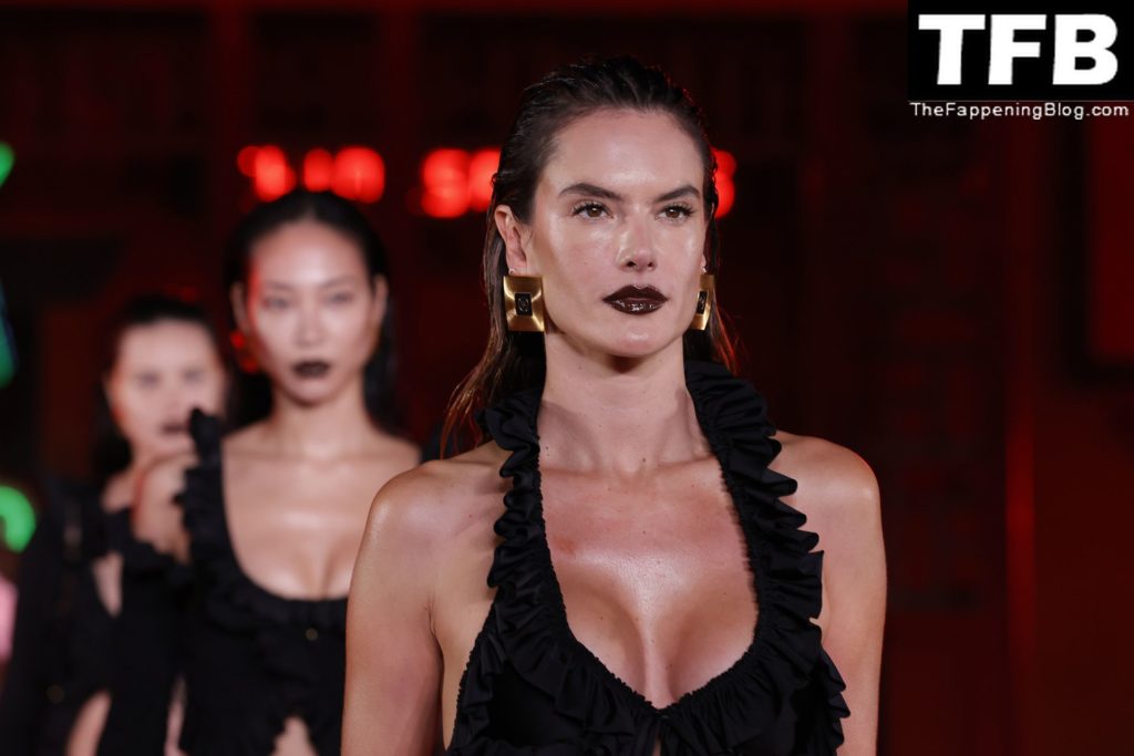 Alessandra Ambrosio Flaunts Her Sexy Tits During the “Fortune City” Runway Show (3 Photos + Video)