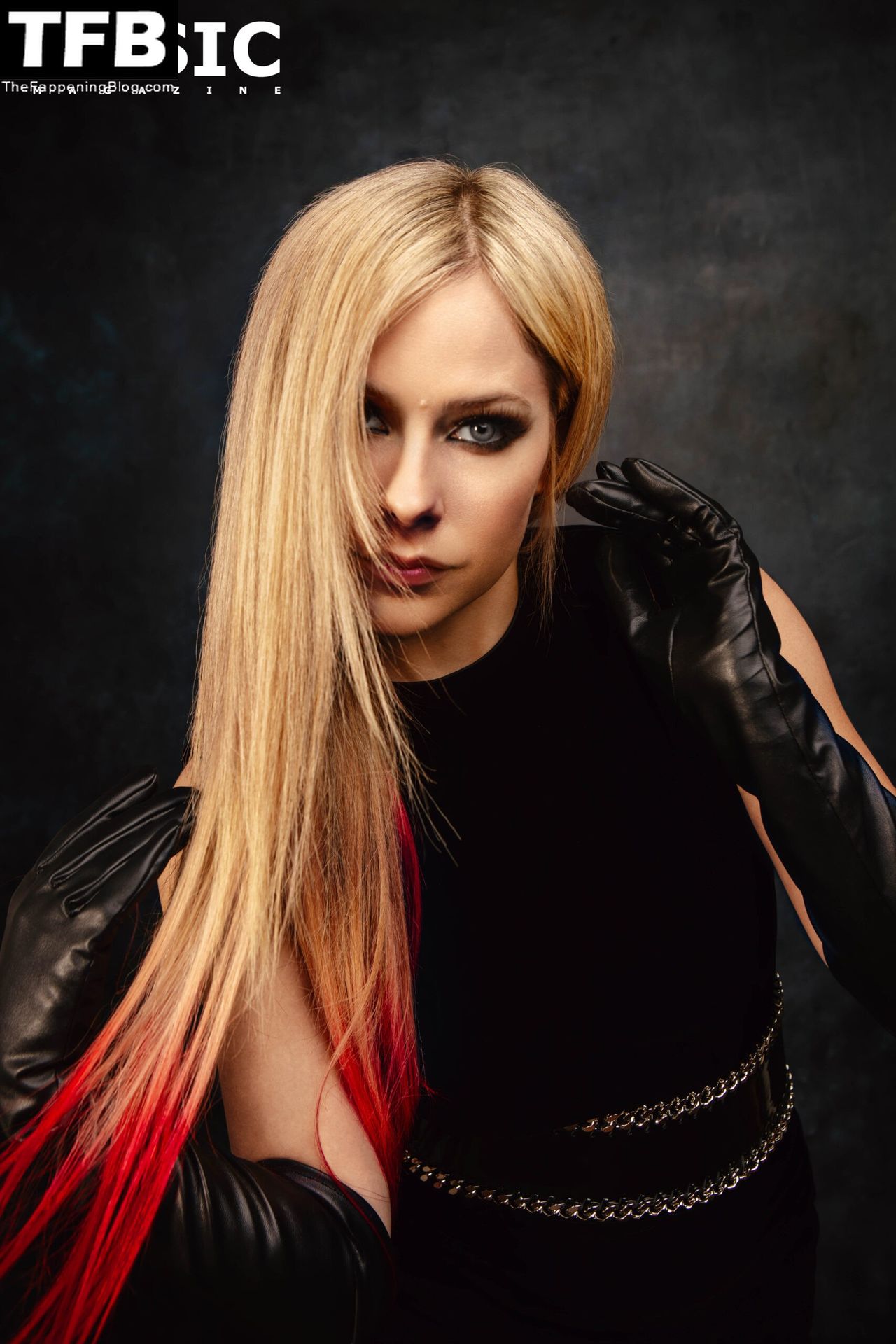 Avril-Lavigne-Big-Boobs-10-thefappeningblog.com_.jpg