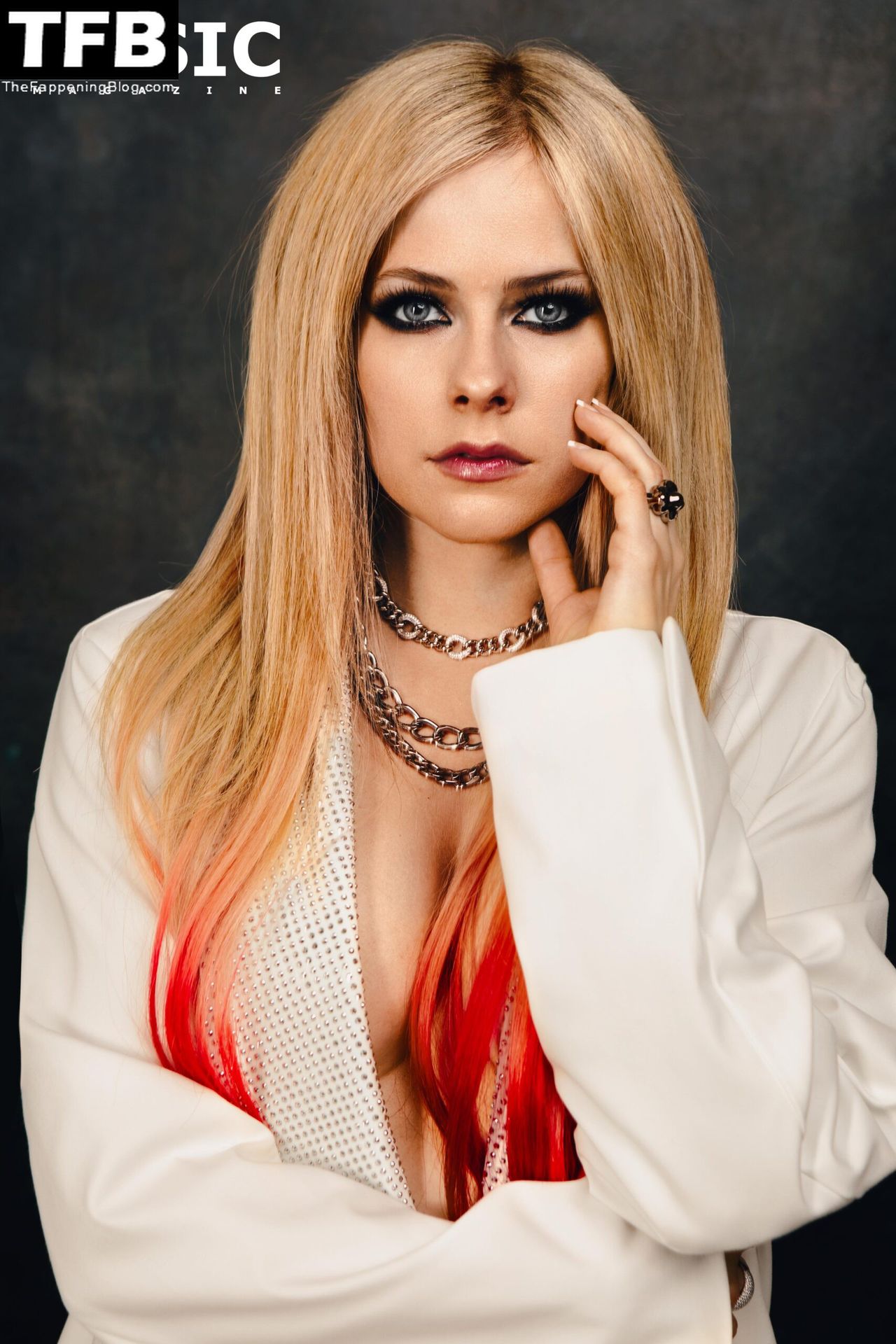 Avril-Lavigne-Big-Boobs-5-thefappeningblog.com_.jpg