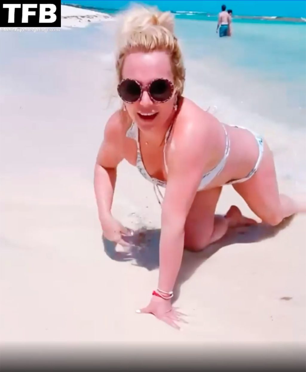 Britney Spears Sexy &amp; Topless (35 Pics + Video)