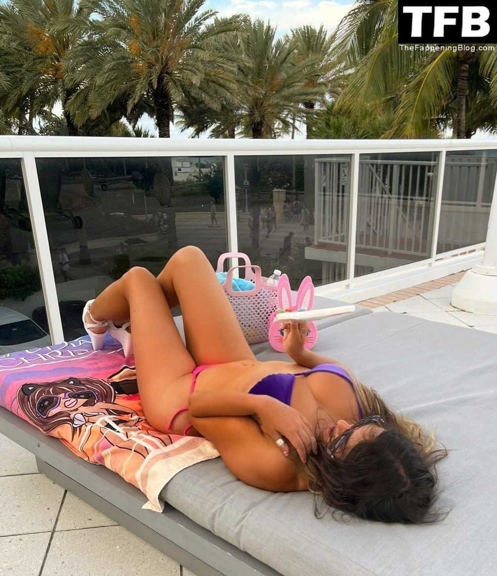Claudia Romani Celebrates Easter in Miami Beach (8 Photos)