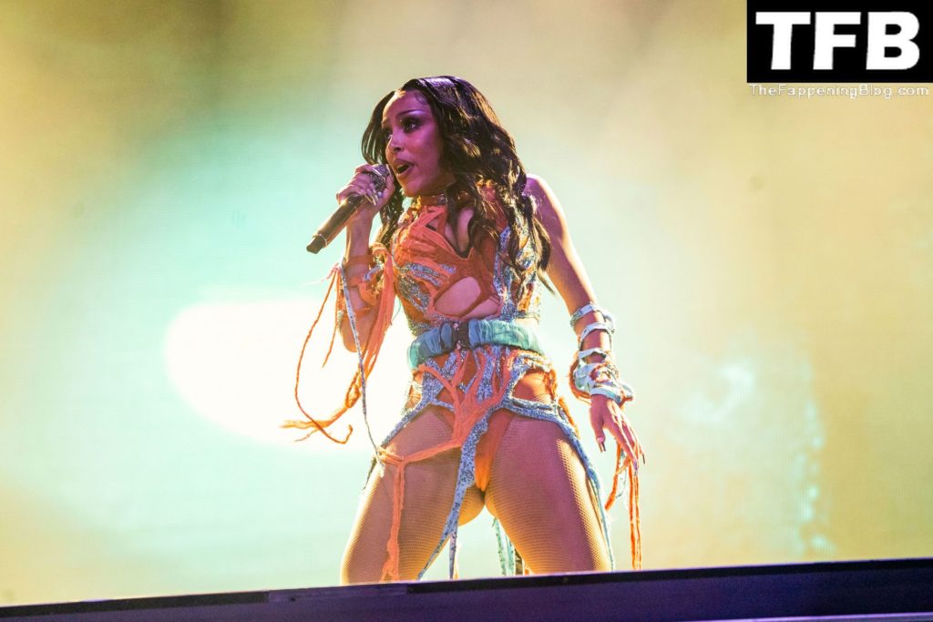 Doja Cat Displays Her Sexy Tits on Stage at the Coachella Music &amp; Arts Festival (30 Photos)