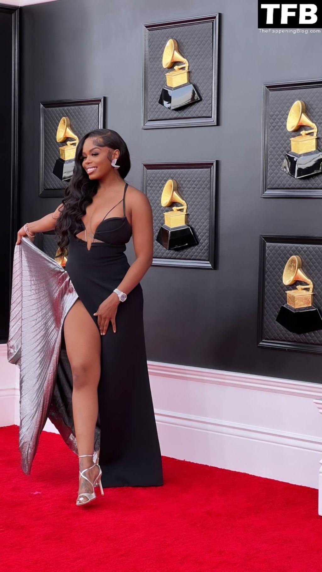 Dreezy Flaunts Her Curves in a Black Dress at the 64th Annual Grammy Awards (2 Photos)
