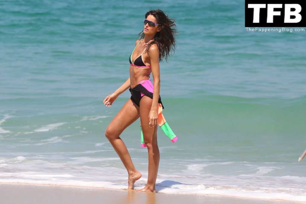 Izabel Goulart Shows Off Her Slender Body on the Beach in Rio (10 Photos)