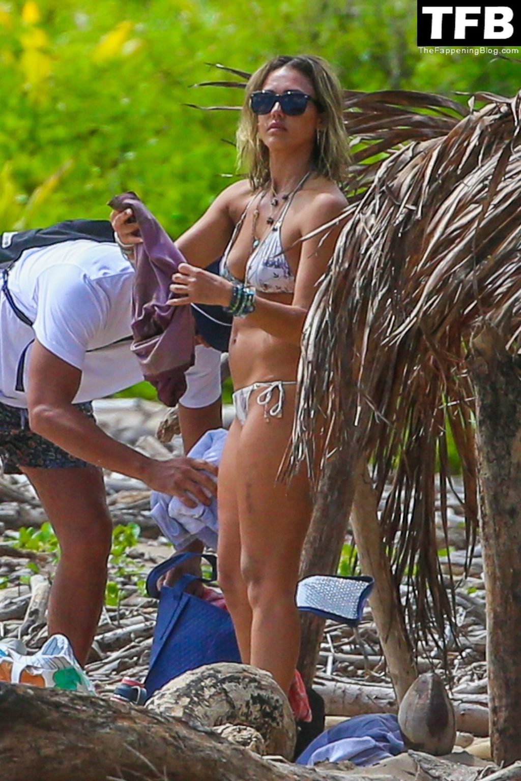 Jessica Alba &amp; Cash Warren Share PDA in Kauai (136 Photos)