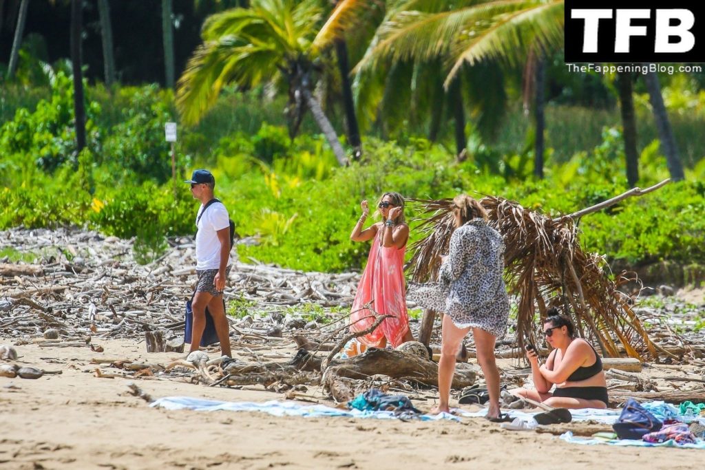 Jessica Alba &amp; Cash Warren Share PDA in Kauai (136 Photos)