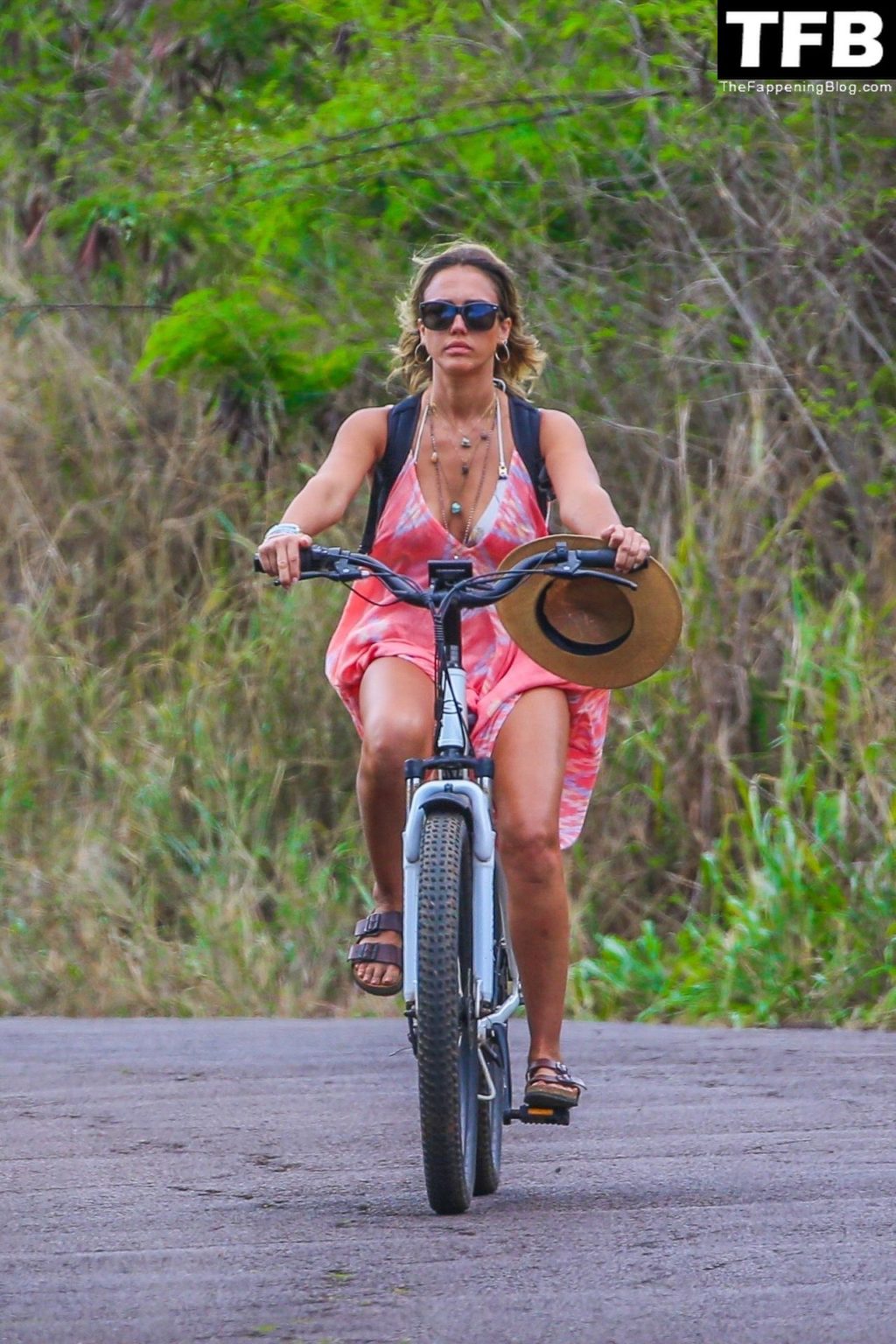 Jessica Alba &amp; Cash Warren Share PDA in Kauai (135 Photos)