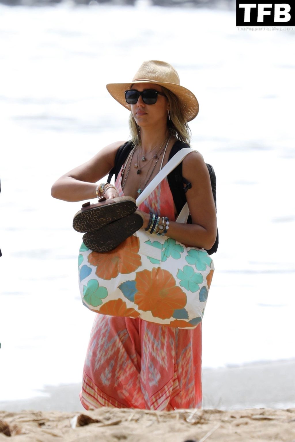 Jessica Alba &amp; Cash Warren Share PDA in Kauai (135 Photos)