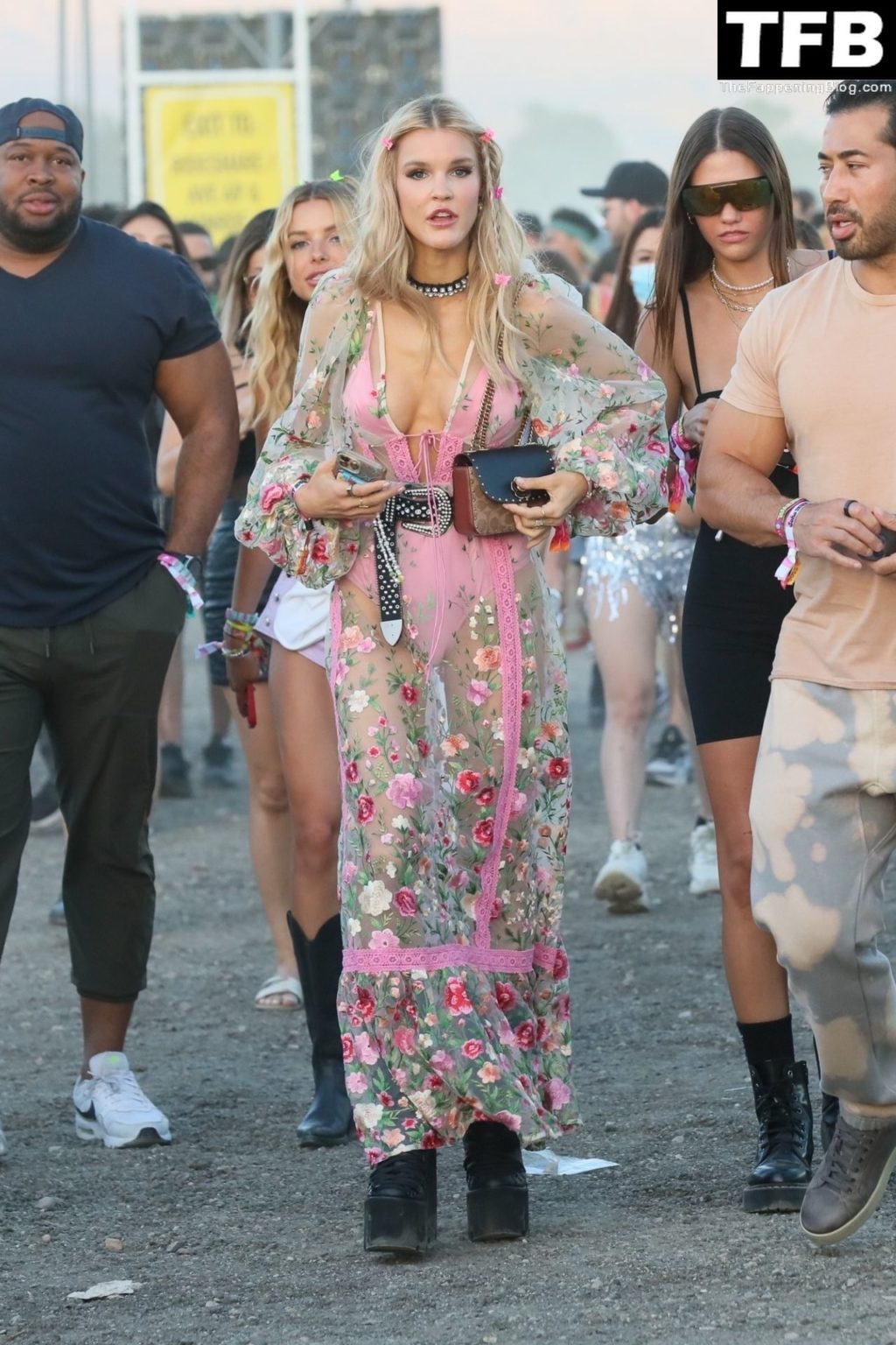 Joy Corrigan Shows Off Her Boho Style at Coachella Music Festival (9 Photos)
