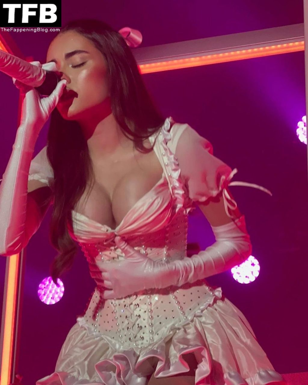 Madison Beer Flaunts Her Sexy Breasts &amp; Legs on Stage at La Riviera in Madrid (30 Photos)