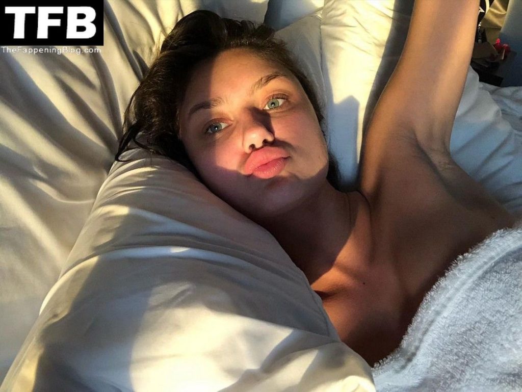 Maëlys Garouis Nude &amp; Sexy (34 Photos)