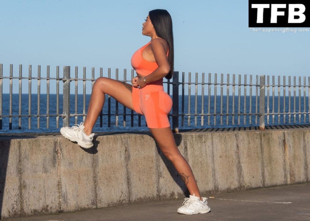 Nikita Jasmine is Seen Exercising on Seaham Beach (16 Photos)