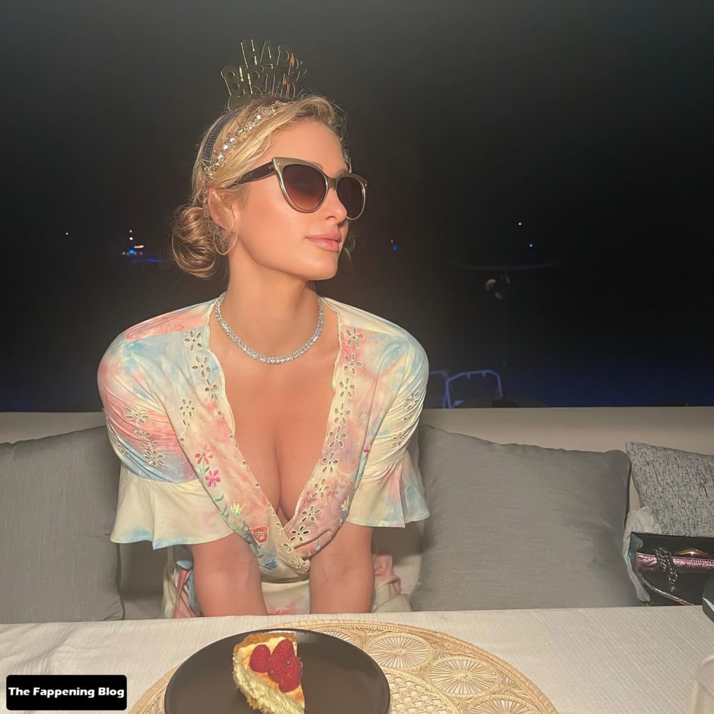 Paris Hilton Sexy (2 Hot Photos)