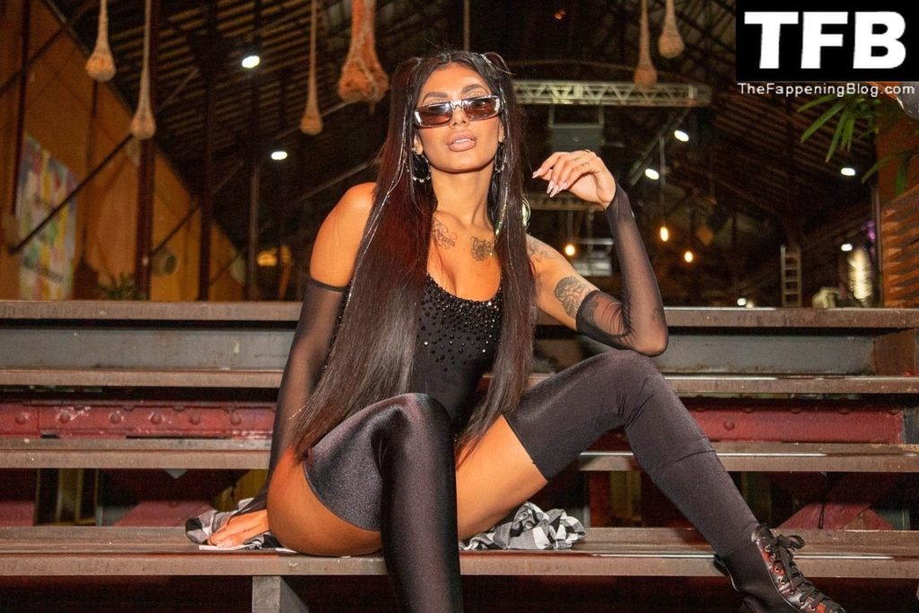 Pocah Shows Off Her Sexy Butt at Street Carnival of Rio de Janeiro (21 Photos)