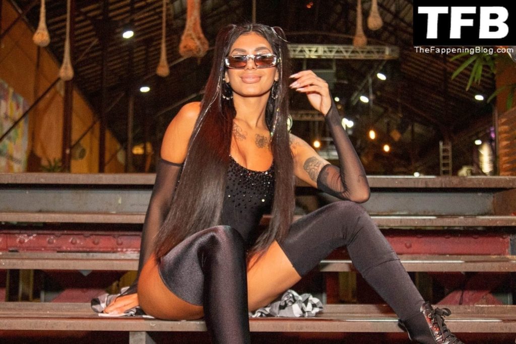 Pocah Shows Off Her Sexy Butt at Street Carnival of Rio de Janeiro (21 Photos)