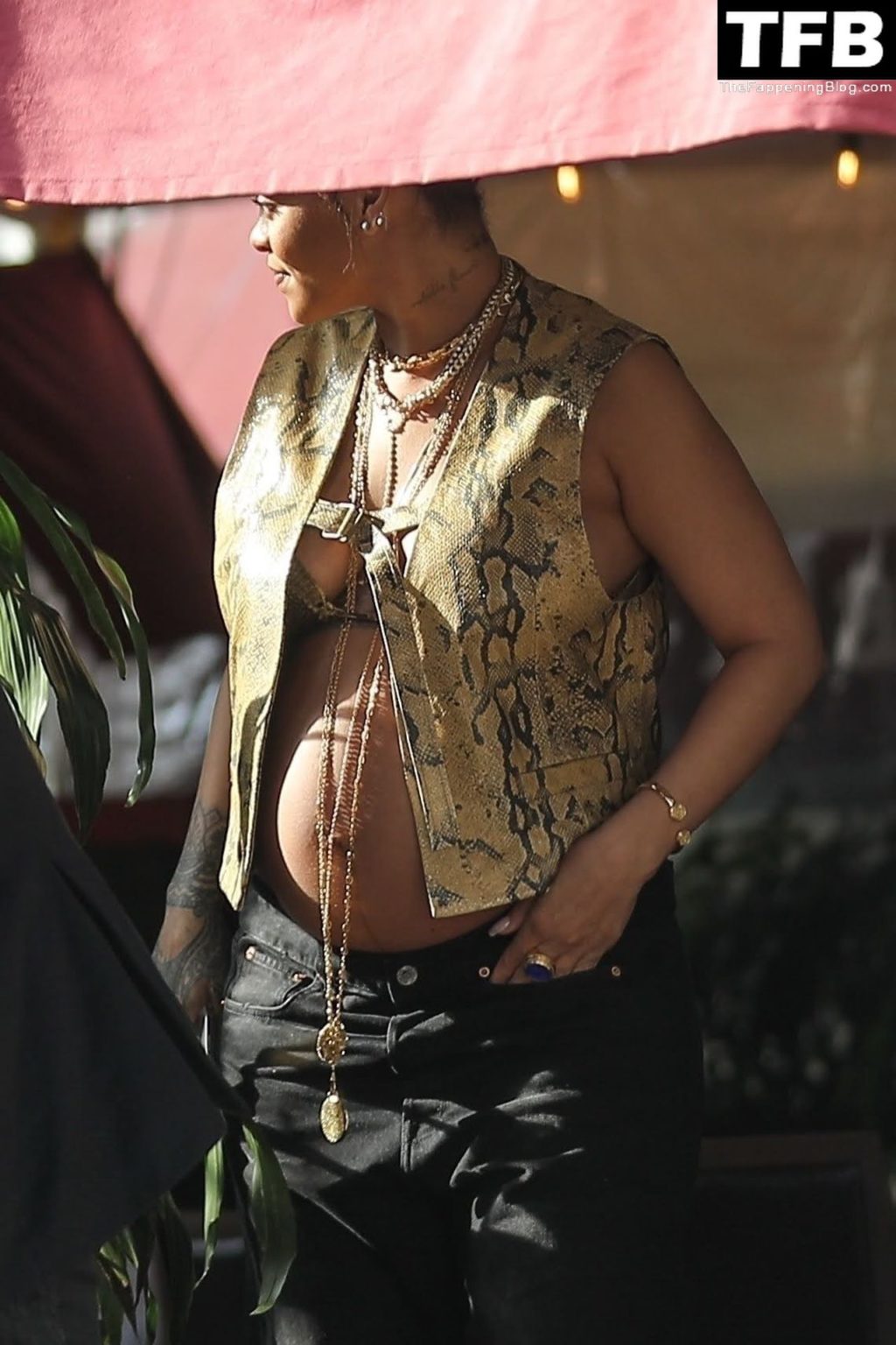 Braless Baby In Sexy Rihanna Bump Her LA Flaunts Pregnant Rihanna