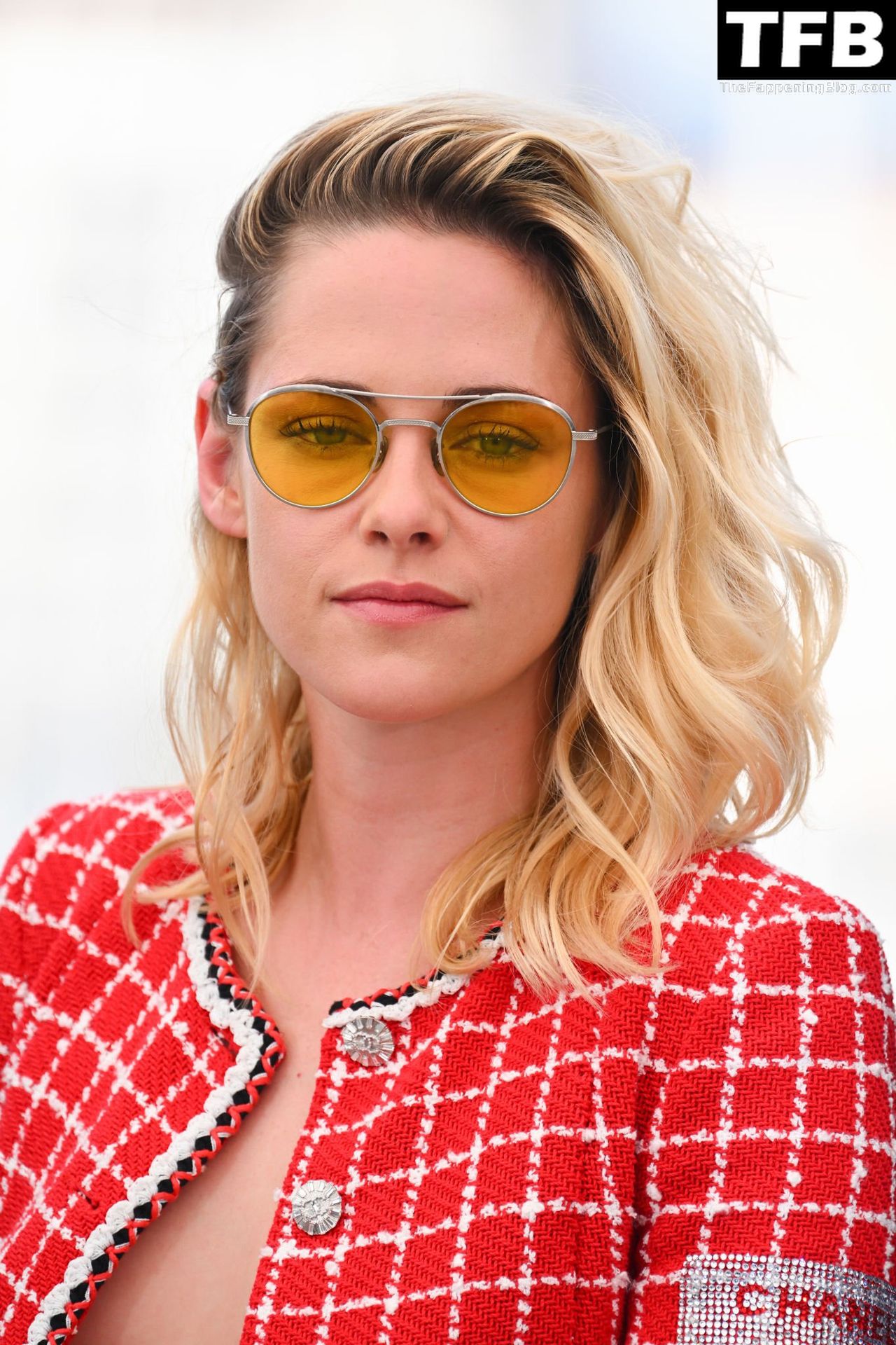 0425145455470_006_kristen_stewart_-_crimes_of_the_future_in_cannes_20220524__7_-thefappeningblog.com_.jpg