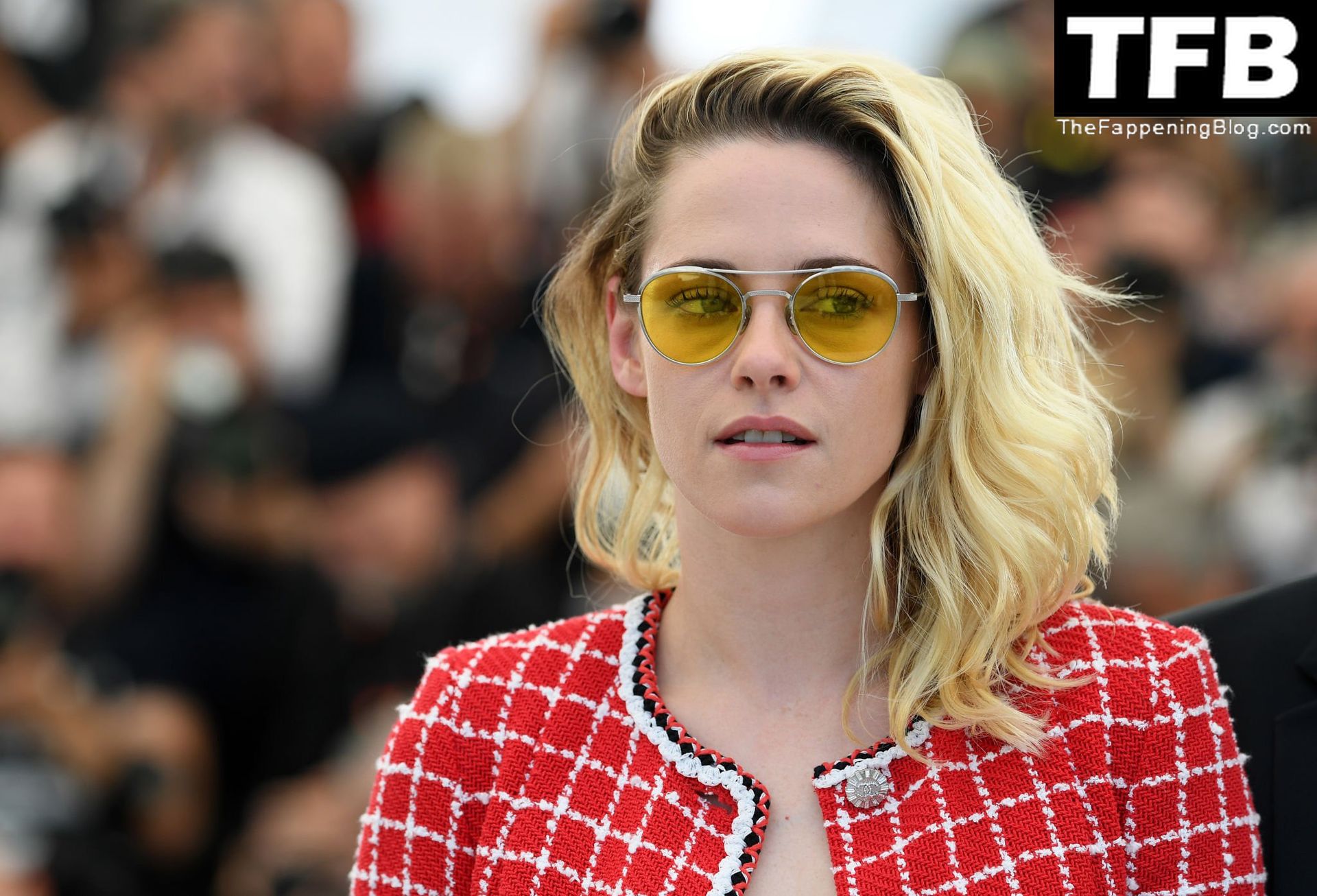 0425145455470_010_kristen_stewart_-_crimes_of_the_future_in_cannes_20220524__11_-thefappeningblog.com_.jpg