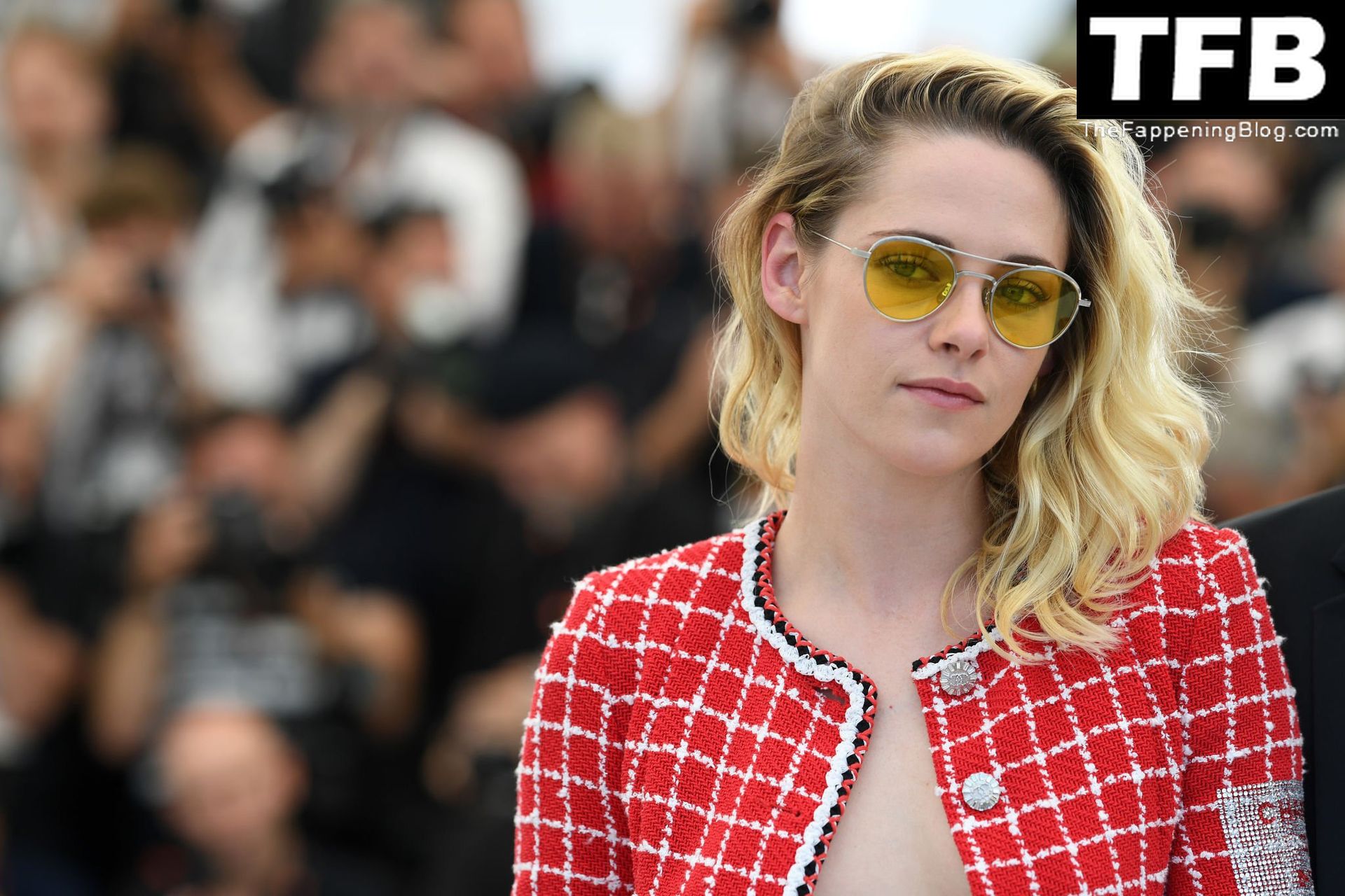 0425145455470_011_kristen_stewart_-_crimes_of_the_future_in_cannes_20220524__12_-thefappeningblog.com_.jpg