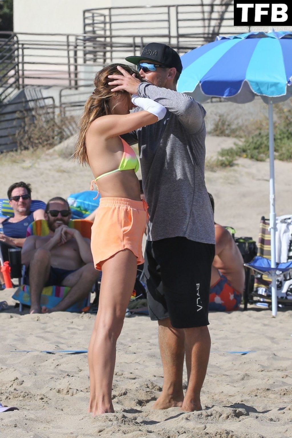 Alessandra Ambrosio &amp; Richard Lee Play Volleyball with Friends in Santa Monica (52 Photos)