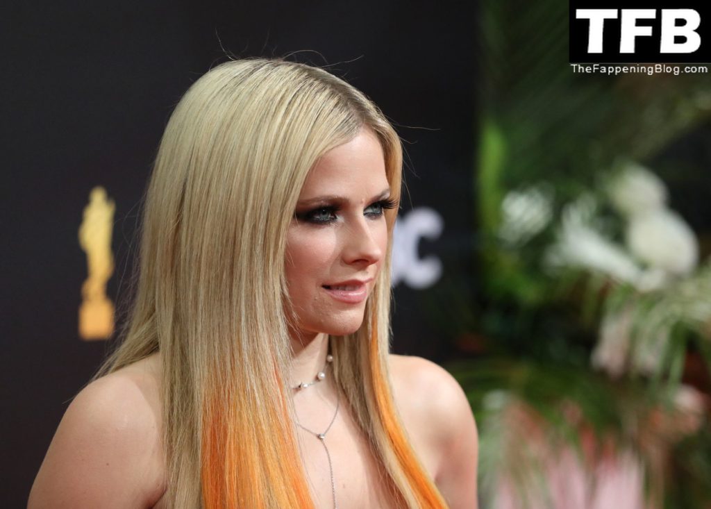 Avril Lavigne Flaunts Her Tits at the 51st Annual JUNO Awards (6 Photos)